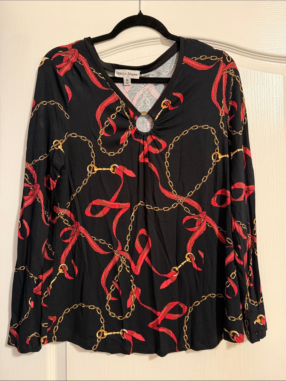 Rebecca Malone Black Long-Sleeve V‑Neck Top with Red Ribbon & Gold Chain Print